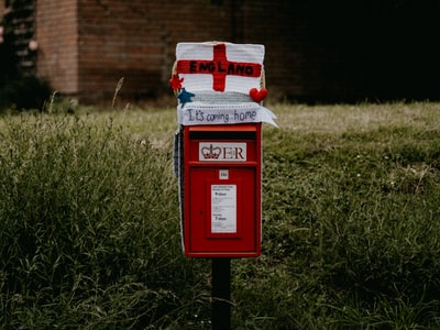 绿草地上的红白邮箱